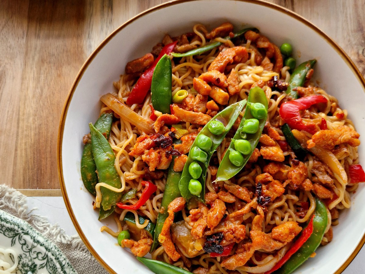 Noedels met kip en&nbsp;sugarsnaps