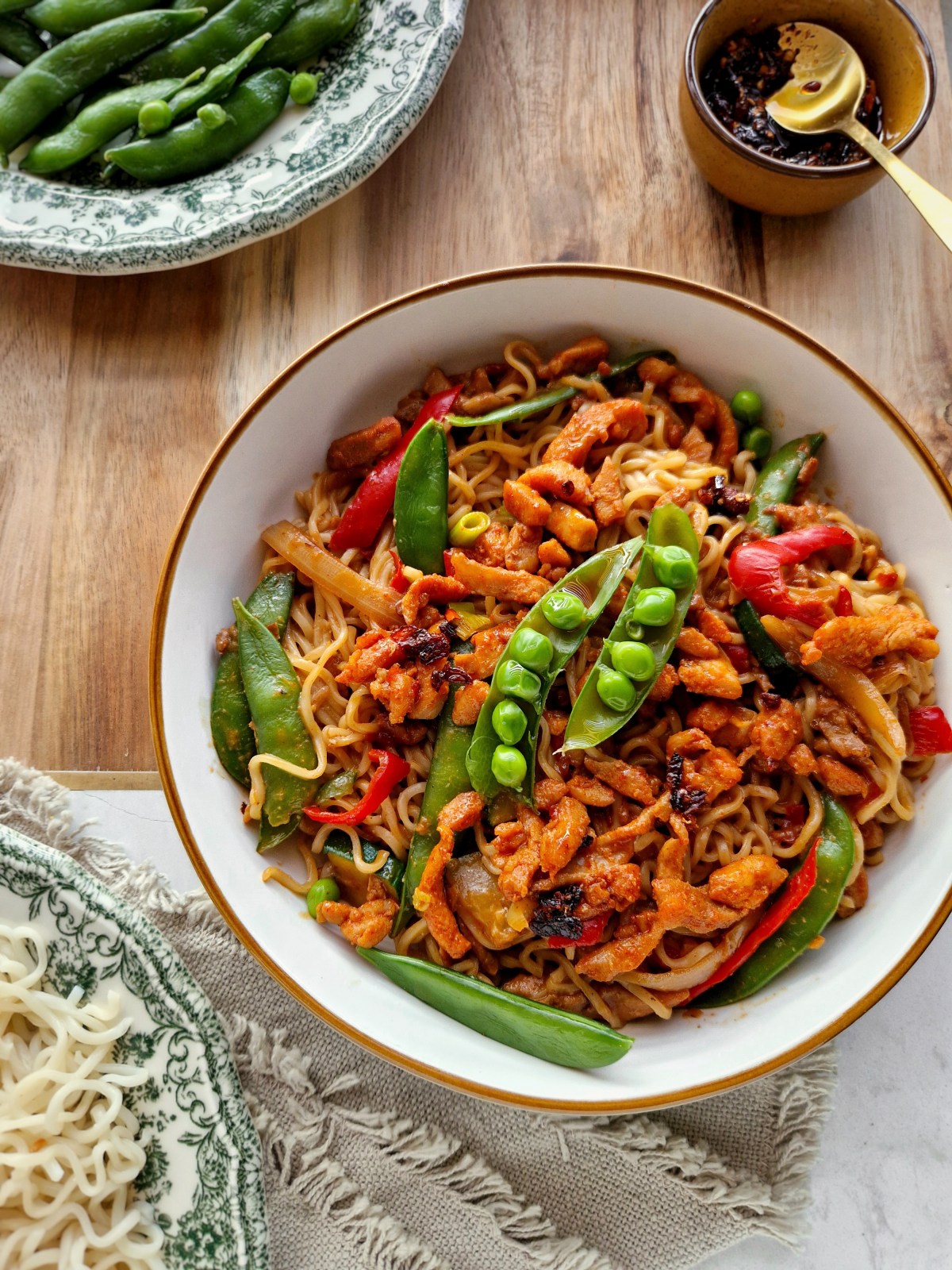 Noedels met kip en&nbsp;sugarsnaps